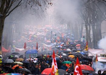 Prancis Membara, Ribuan Orang Turun ke Jalan Tolak Reformasi Pensiun