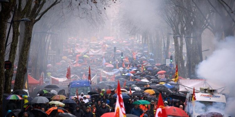 Prancis Membara, Ribuan Orang Turun ke Jalan Tolak Reformasi Pensiun