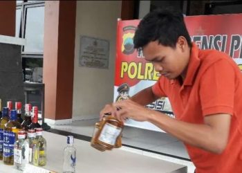 Polisi Sita Puluhan Botol Minuman Beralkohol di Kedai Kopi Temanggung