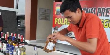 Polisi Sita Puluhan Botol Minuman Beralkohol di Kedai Kopi Temanggung