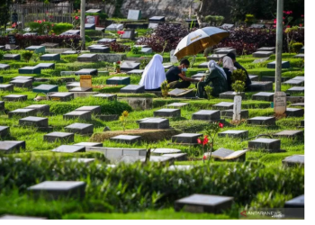 Mengapa Masyarakat Indonesia Sangat Dekat dengan Tradisi Nyekar?
