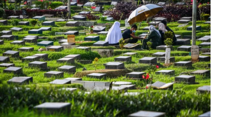 Mengapa Masyarakat Indonesia Sangat Dekat dengan Tradisi Nyekar?