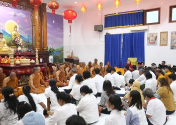 32 Biksu Thudong dari Thailand Lakukan Tradisi Pindapata di Semarang