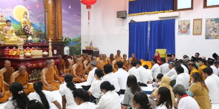 32 Biksu Thudong dari Thailand Lakukan Tradisi Pindapata di Semarang