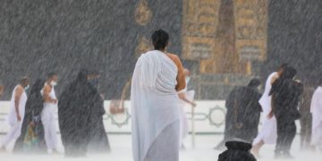 Chaos! Mekkah Diterjang Badai Petir dan Banjir