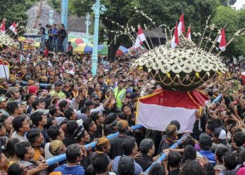 Arak-arakan Gunungan Jaler dan Estri dalam Grebeg Maulud di Keraton Surakarta