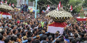 Arak-arakan Gunungan Jaler dan Estri dalam Grebeg Maulud di Keraton Surakarta