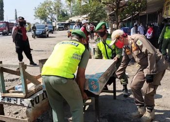 Terindikasi Prostitusi Liar, Puluhan Waruh Remang-remang Batang Dibongkar Aparat