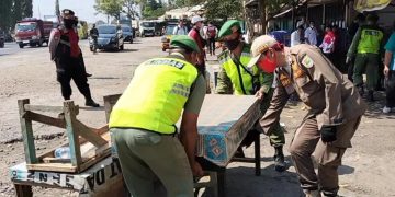 Terindikasi Prostitusi Liar, Puluhan Waruh Remang-remang Batang Dibongkar Aparat