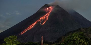 Semalam, Gunung Merapi Muntahkan Guguran Lava sejauh 1,8 Kilometer