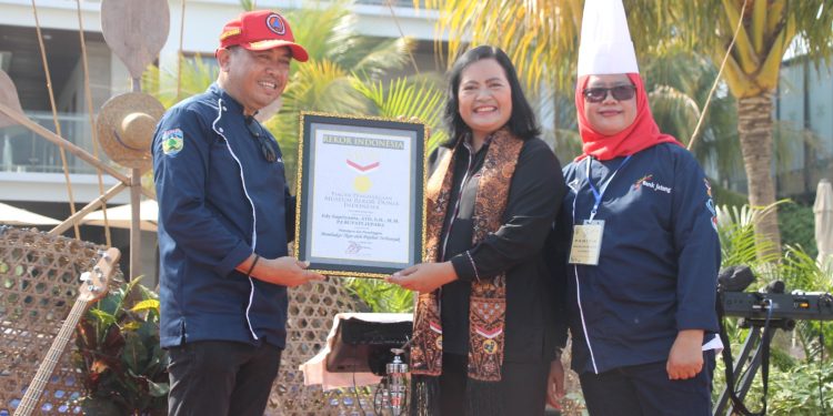 Kabupaten Jepara Raih Rekor MURI Membakar Ikan oleh Pejabat Terbanyak