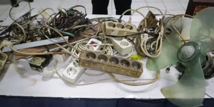 Lakukan Razia, Petugas Lapas Semarang Amankan Ponsel dan Pisau Rakitan Milik Warga Binaan