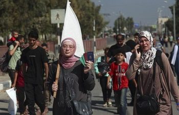 Puluhan Ribu Warga Gaza Kibarkan Bendera Putih saat Menuju Pengungsian