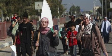 Puluhan Ribu Warga Gaza Kibarkan Bendera Putih saat Menuju Pengungsian