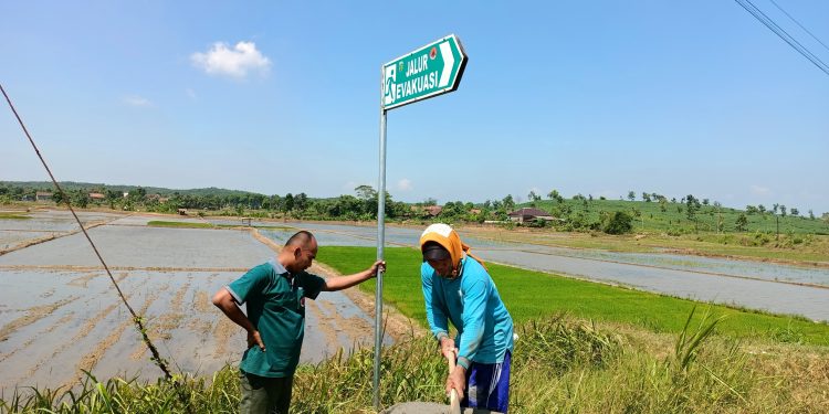 Upayakan Mitigasi Bencana, BPBD Jepara Pasang Rambu Evakuasi di Desa Clering Donorojo
