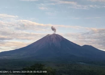 Gunung Semeru Erupsi Disertai Letusan Abu Vulkanik, Status Siaga III