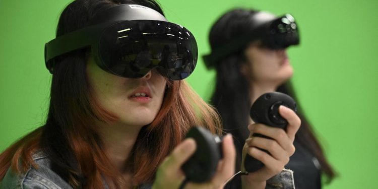 Kampus di Hong Kong Hadirkan Albert Einstein Langsung melalui AI