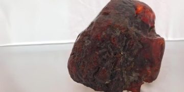 Dikira Batu Biasa, Seorang Nenek Gunakan Batu Mulia Seharga Rp 17 M untuk Ganjal Pintu