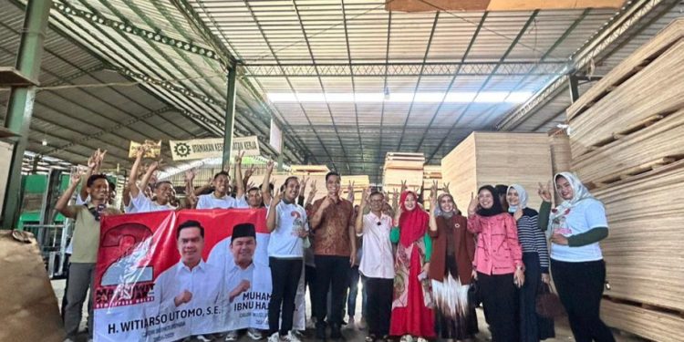 Mas Wiwit Kunjungi UMKM Playwood di Bangsri, Perhatikan Para Pekerja dan Industri Lokal