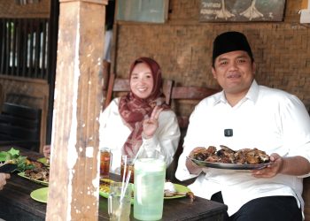 Gus Hajar Dukung UMKM Kuliner Jepara, Cicipi Entog Asap Sambal Mowo