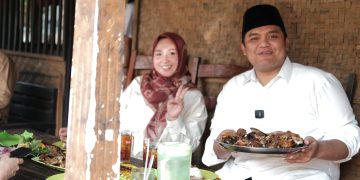 Gus Hajar Dukung UMKM Kuliner Jepara, Cicipi Entog Asap Sambal Mowo