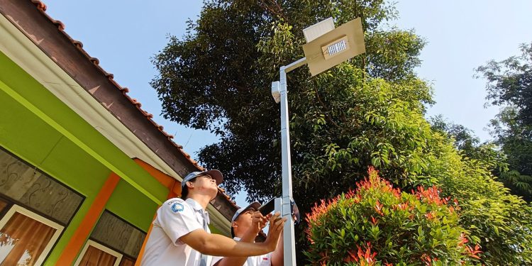 Manfaatkan Energi Ramah Lingkungan, Pelajar di Batang Berhasil Rakit Lampu Tenaga Surya