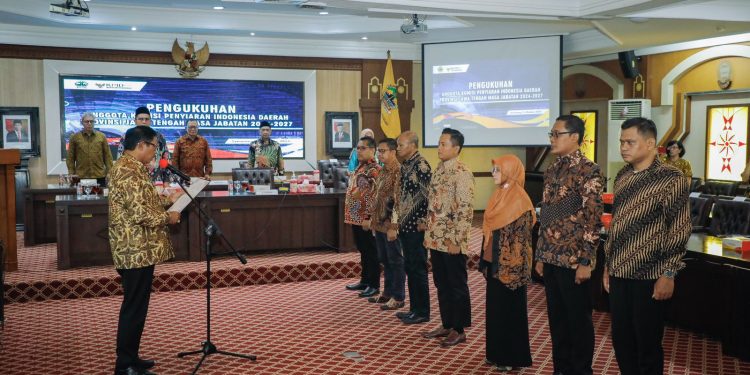 Kukuhkan Tujuh Komisioner KPID Jateng, Pj Gubernur Minta Masyarakat Diedukasi soal Teknologi Informasi