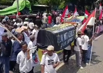 Tuntut Putusan Vonis Lepas Mafia Tanah, Ratusan Massa Geruduk Pengadilan Negeri Batang