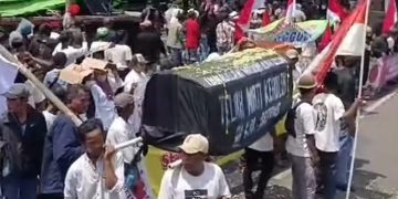 Tuntut Putusan Vonis Lepas Mafia Tanah, Ratusan Massa Geruduk Pengadilan Negeri Batang