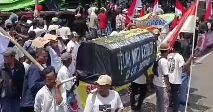 Tuntut Putusan Vonis Lepas Mafia Tanah, Ratusan Massa Geruduk Pengadilan Negeri Batang