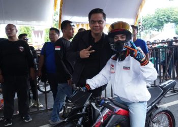 Kenakan Jaket “Otw Jepara Mulus”, Pembalap Drag Bike Rockstar Motoride Pukau Penggemar Otomotif di Jepara