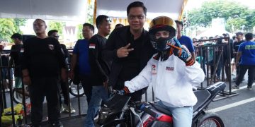 Kenakan Jaket “Otw Jepara Mulus”, Pembalap Drag Bike Rockstar Motoride Pukau Penggemar Otomotif di Jepara