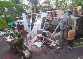 Cuaca Ekstrem di Magelang; Sebuah Rumah Ambruk Tertimpa Pohon Kelapa, Satu Warga Terluka