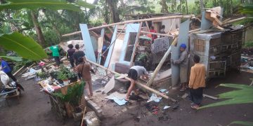 Cuaca Ekstrem di Magelang; Sebuah Rumah Ambruk Tertimpa Pohon Kelapa, Satu Warga Terluka