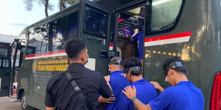 Kurangi Kepadatan Lapas, 14 Napi Lapas Semarang Dipindah ke Nusakambangan