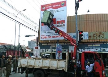 Puluhan APK Pilbub Batang Berlogo KPU dan Pemkab, Bawaslu Ambil Tindakan Tegas