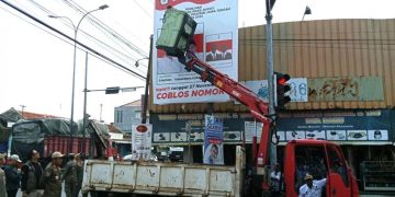 Puluhan APK Pilbub Batang Berlogo KPU dan Pemkab, Bawaslu Ambil Tindakan Tegas