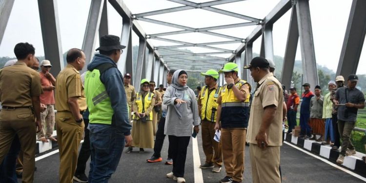 Dibangun dengan Anggaran Rp10 Miliar, Pj Bupati Batang Resmikan Jembatan Penghubung Desa Surodadi-Pujud