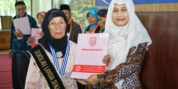 Ratusan Lansia di Magelang Diwisuda Usai Berhasil Tamatkan Sekolah