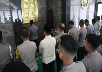 Usai Peristiwa Nahas yang Tewaskan 3 Kru Telivisi di Tol Batang-Pemalang, Ratusan Polisi Lakukan Shalat Gaib