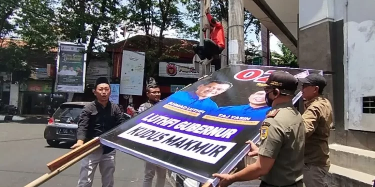 Ribuan APK Pilkada Kudus Jateng Terpantau Terpasang di Zona Larangan