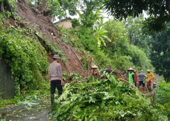 Longsor di Kembang Jepara, Warga dan Polres Kompak Bersihkan Jalan
