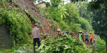 Longsor di Kembang Jepara, Warga dan Polres Kompak Bersihkan Jalan