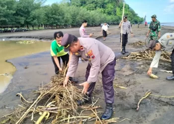 Kolaborasi Polisi dan TNI Bersihkan Pantai Gua Manik Jepara