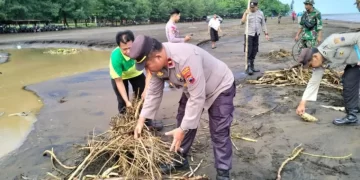 Kolaborasi Polisi dan TNI Bersihkan Pantai Gua Manik Jepara