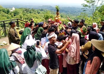 Warga Magelang Gelar Tradisi Unik dengan Pengantin di Puthuk Setumbu