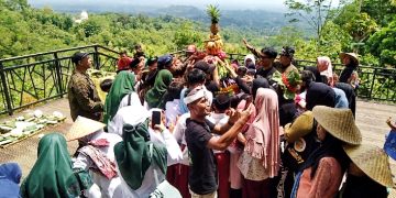 Warga Magelang Gelar Tradisi Unik dengan Pengantin di Puthuk Setumbu