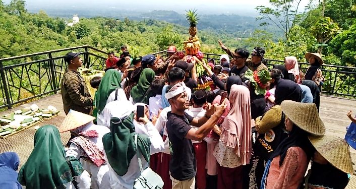 Warga Magelang Gelar Tradisi Unik dengan Pengantin di Puthuk Setumbu