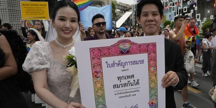 Usai Dilegalkan Pemerintah, Ratusan Pasangan ‘Pelangi’ di Thailand Lakukan Nikah Massal