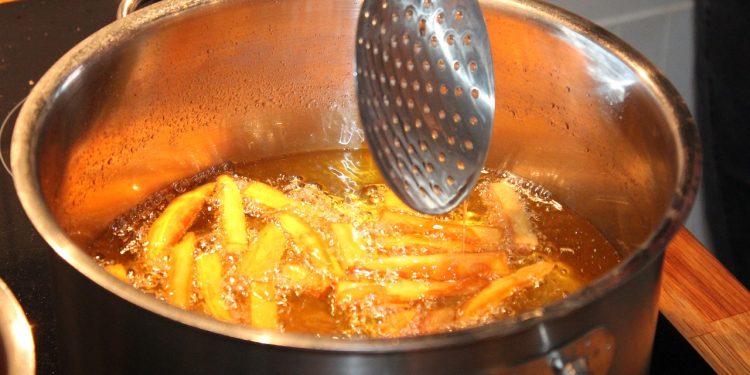 Pertamina Buat Program Pengolahan Limbah Minyak, Masyarakat Bisa Tukar Jelantah Rp6.000/Liter